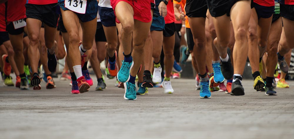 Χέρια στα γόνατα: Γιατί θεωρείται η καλύτερη στάση αποκατάστασης στον αθλητισμό; runbeat.gr 